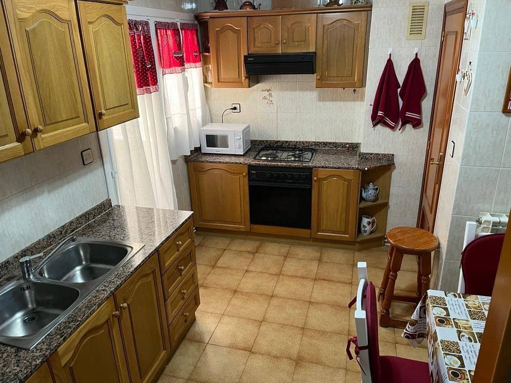 3 bedroom Flat for sale in Almansa with garage - € 95,000 (Ref: 8886468)