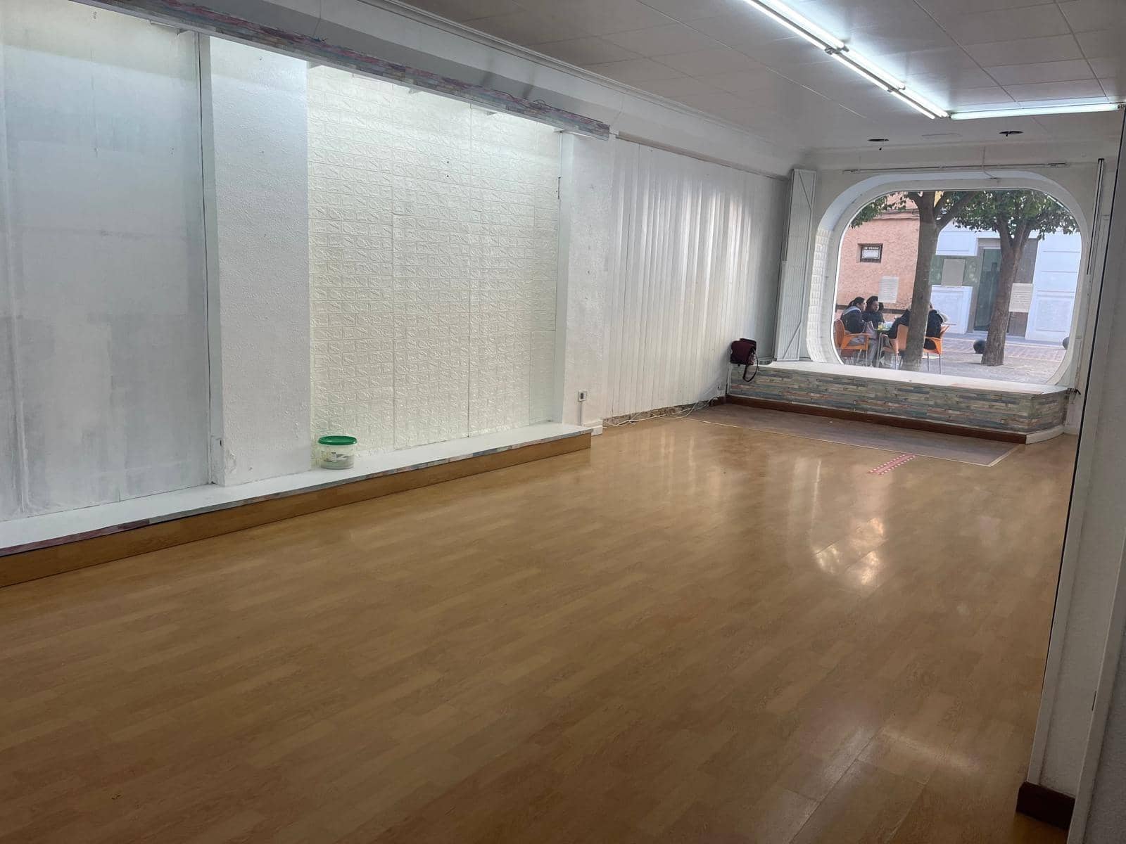 Kaupallinen myytävänä paikassa Almansa - 140 000 € (Ref: 8886490)