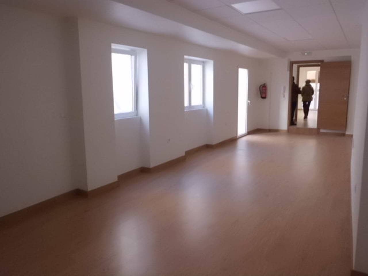 4 slaapkamer Kantoor te huur in Almansa - € 500 (Ref: 8886502)