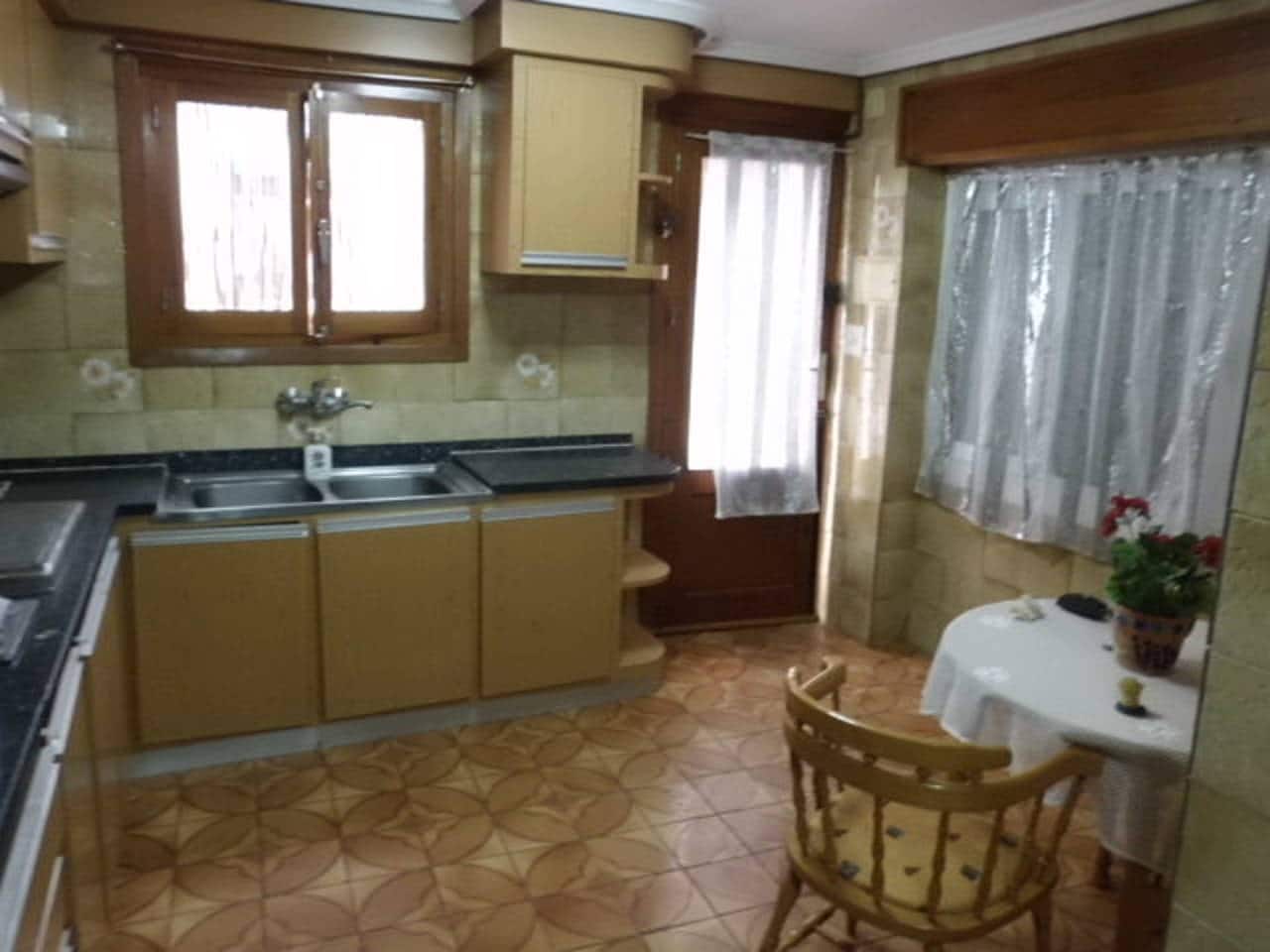 3 bedroom Apartment for sale in Almansa with garage - € 65,000 (Ref: 8886526)