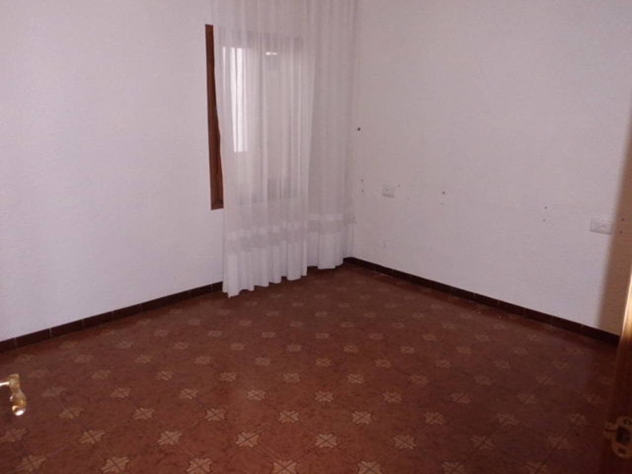 4 makuuhuone Asunto myytävänä paikassa Almansa - 72 000 € (Ref: 8886548)