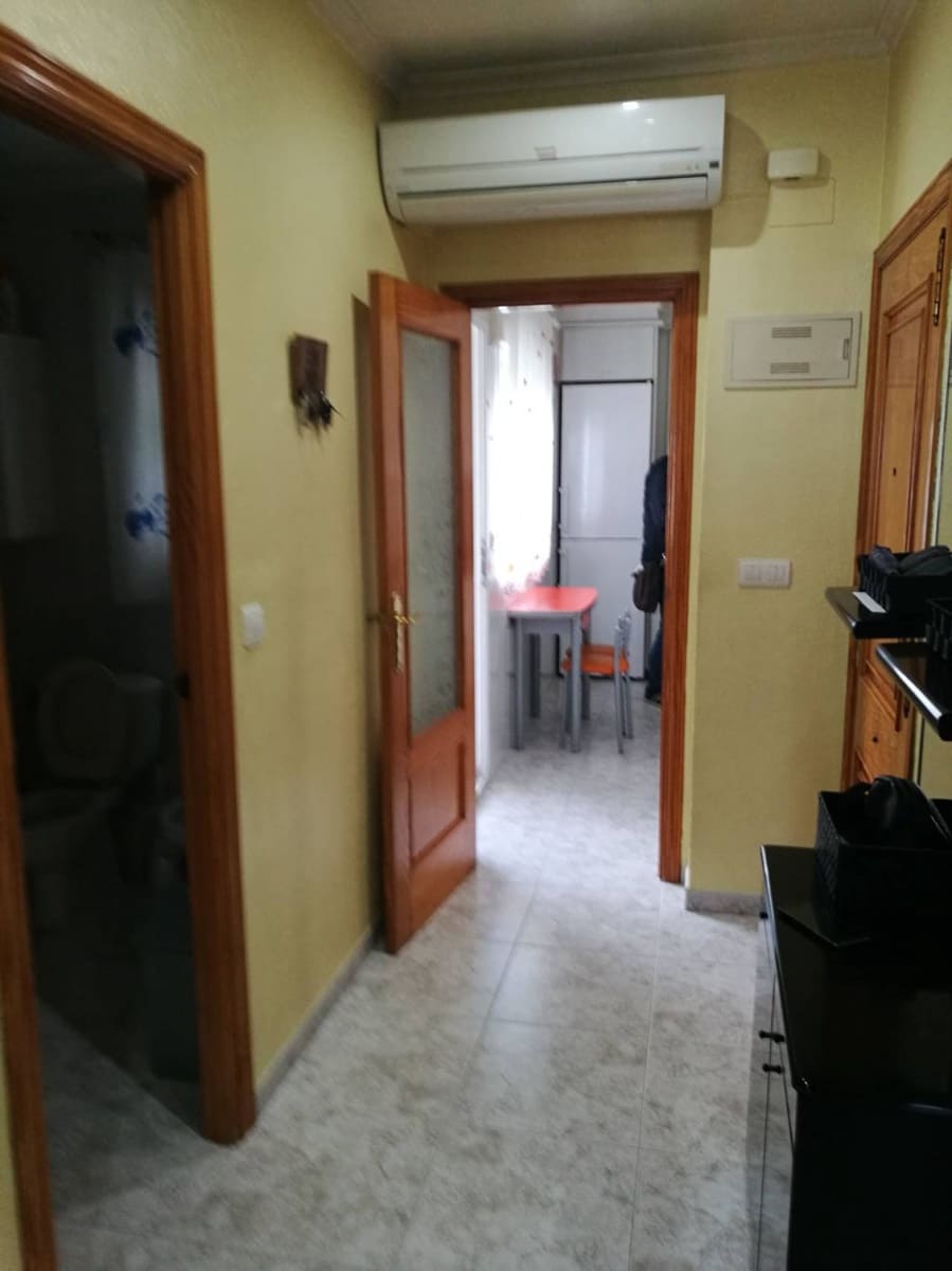 2 slaapkamer Flat te koop in Almansa met garage - € 68.000 (Ref: 8886561)