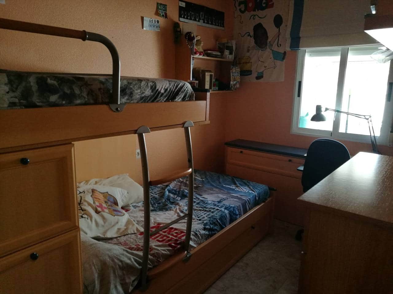 2 slaapkamer Flat te koop in Almansa met garage - € 68.000 (Ref: 8886561)