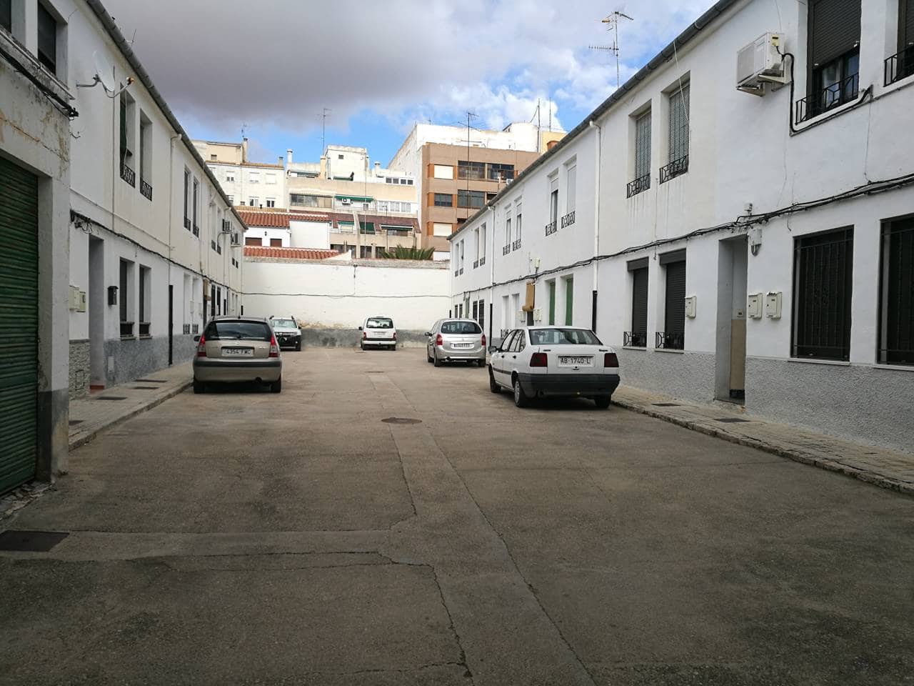 2 slaapkamer Flat te koop in Almansa met garage - € 68.000 (Ref: 8886561)