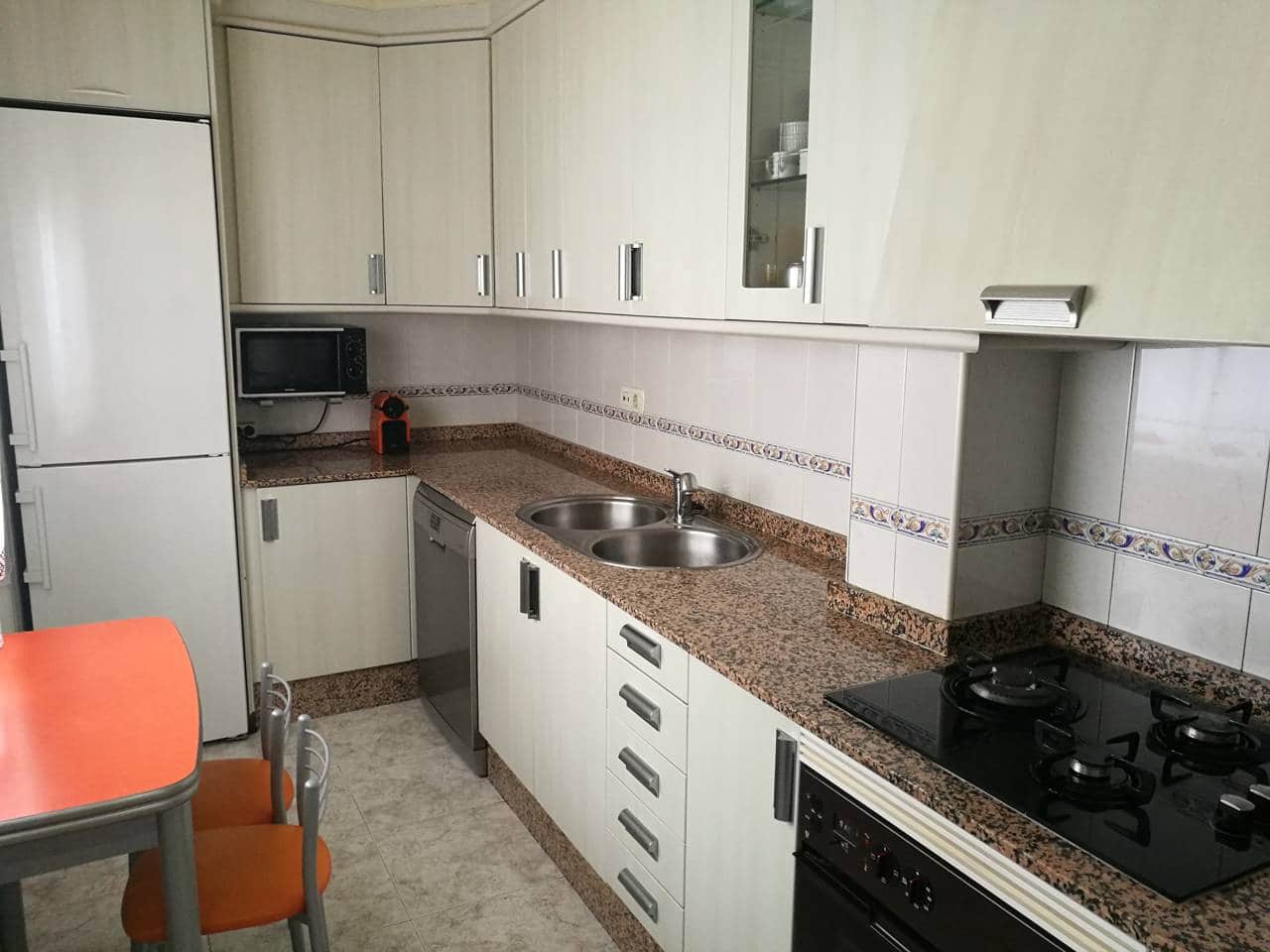 2 slaapkamer Flat te koop in Almansa met garage - € 68.000 (Ref: 8886561)
