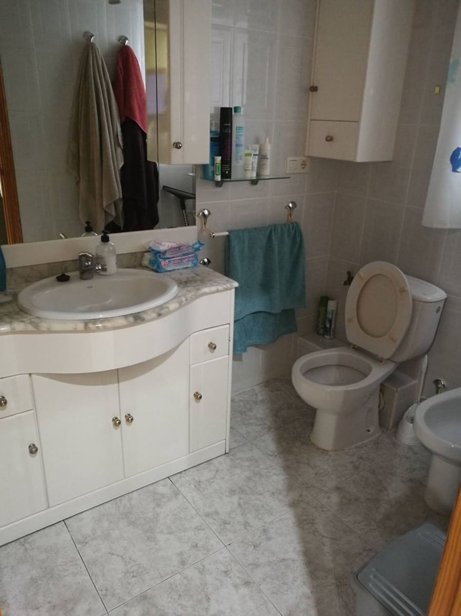 2 slaapkamer Flat te koop in Almansa met garage - € 68.000 (Ref: 8886561)