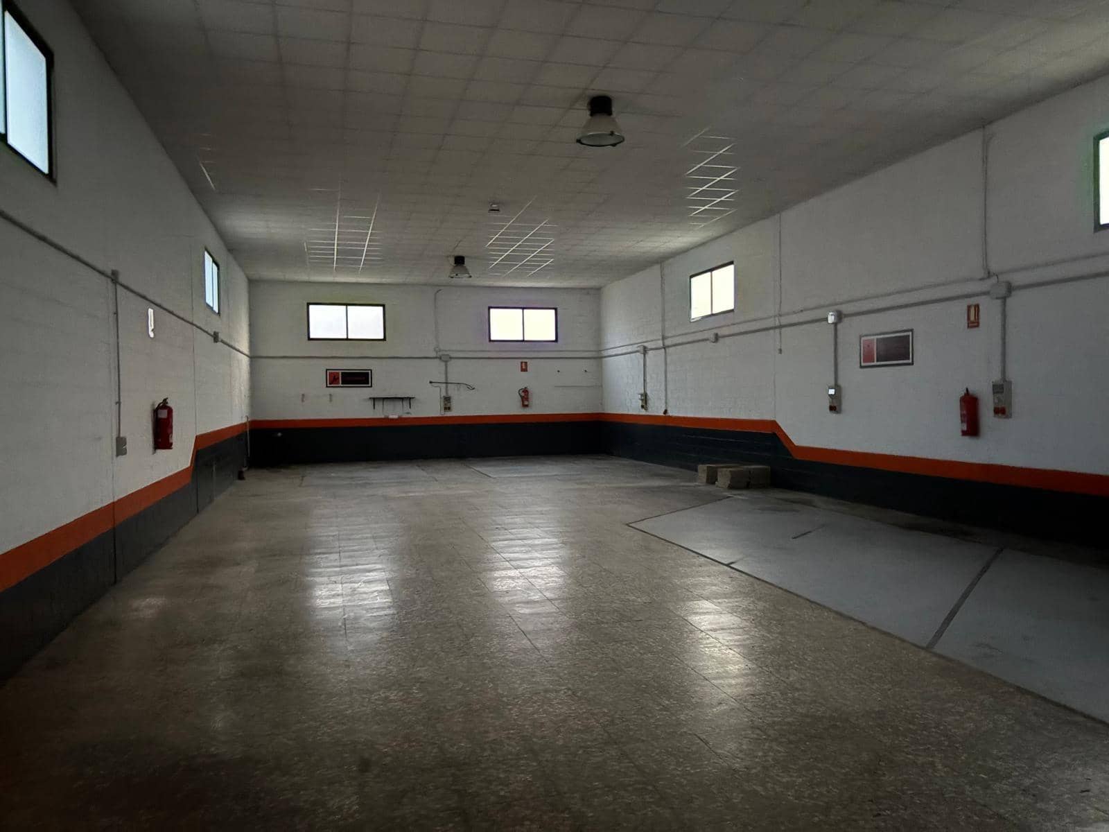 Business for sale in Almansa - € 215,000 (Ref: 8886602)