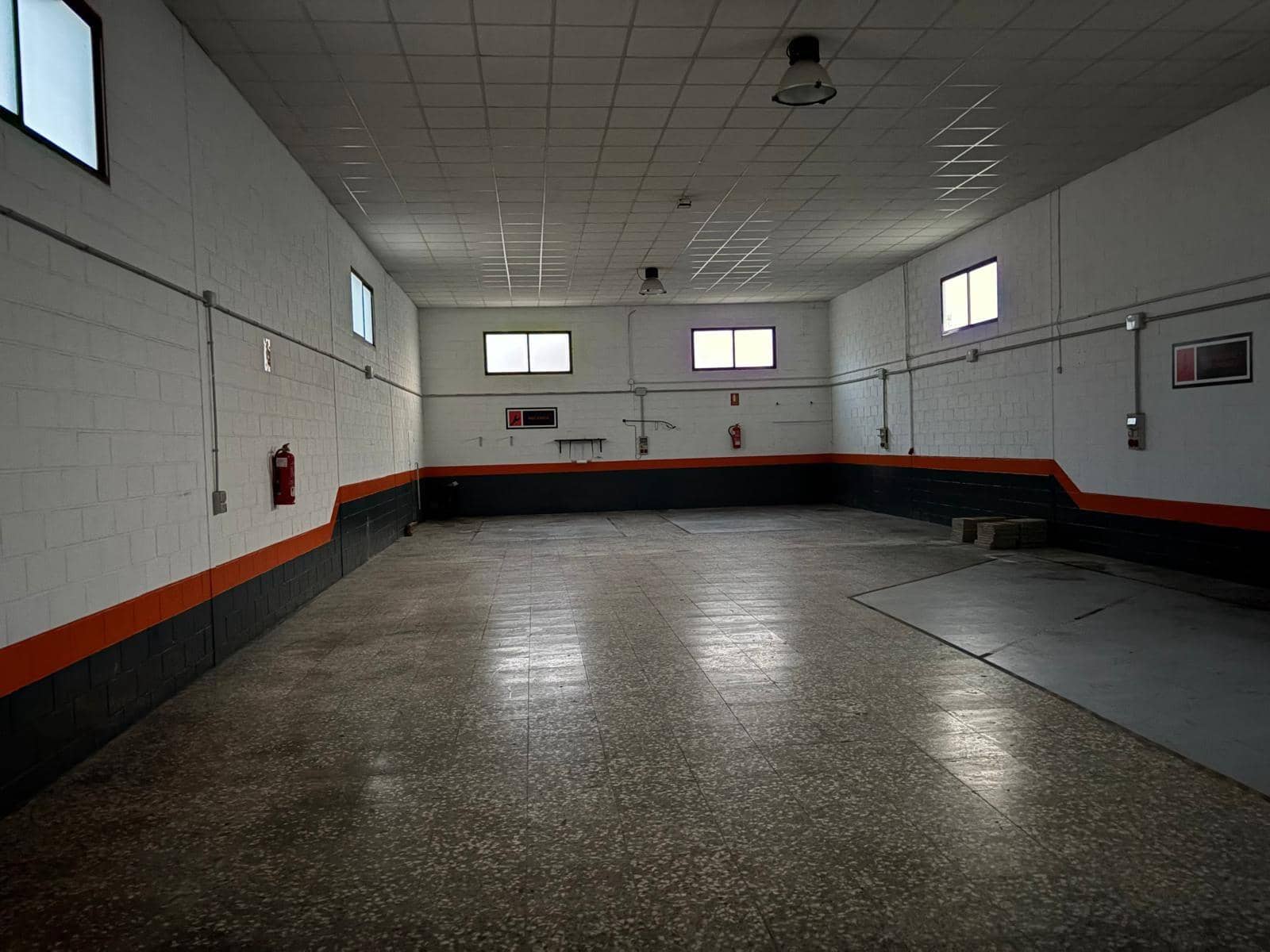 Business for sale in Almansa - € 215,000 (Ref: 8886602)