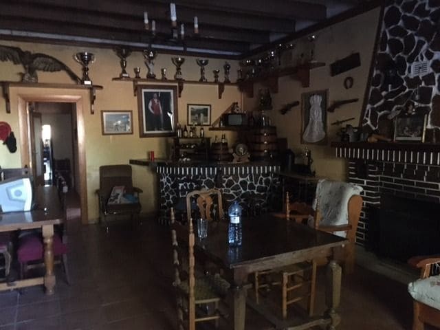 6 soveværelse Villa til salg i Almansa med swimmingpool - € 115.000 (Ref: 8886661)