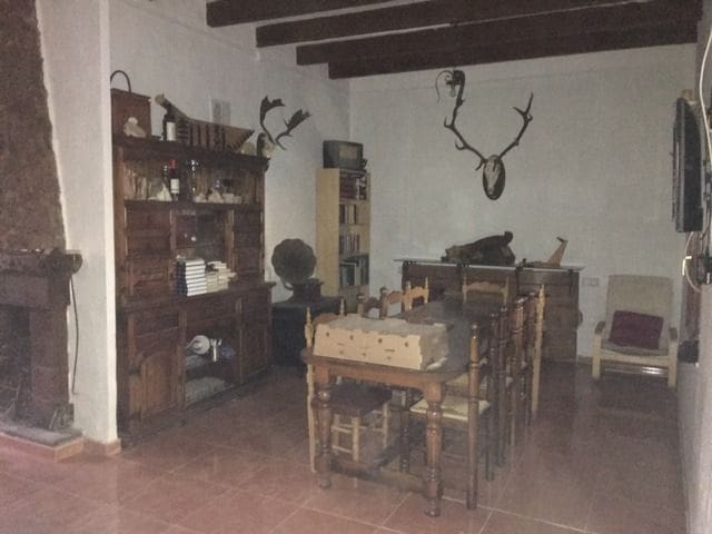 6 soveværelse Villa til salg i Almansa med swimmingpool - € 115.000 (Ref: 8886661)