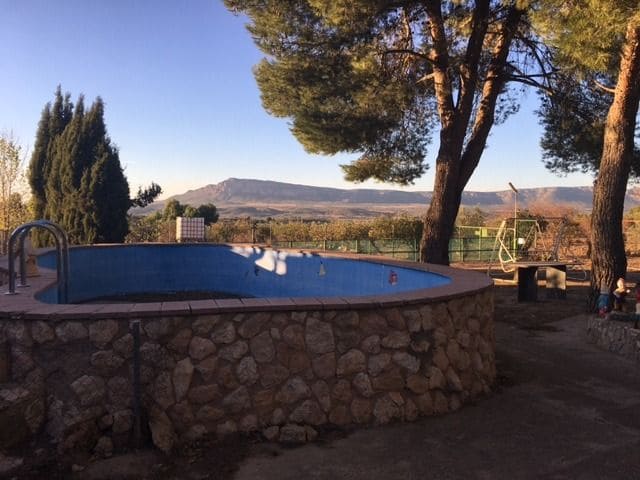 6 soveværelse Villa til salg i Almansa med swimmingpool - € 115.000 (Ref: 8886661)