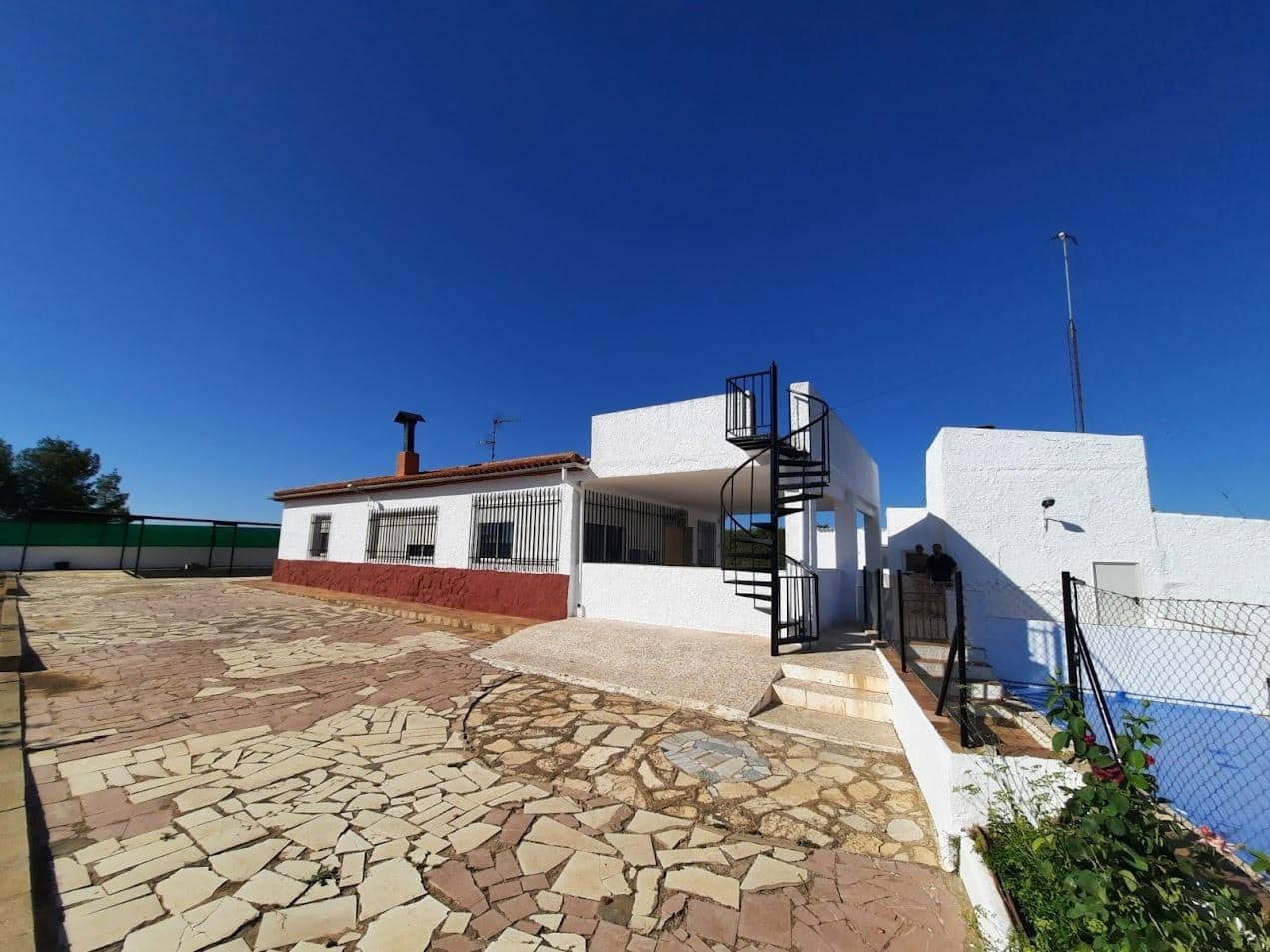 3 soveværelse Villa til salg i Almansa med swimmingpool - € 185.000 (Ref: 8950710)