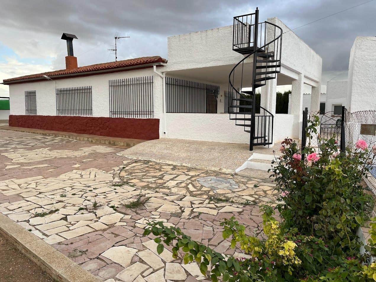 3 soveværelse Villa til salg i Almansa med swimmingpool - € 185.000 (Ref: 8950710)