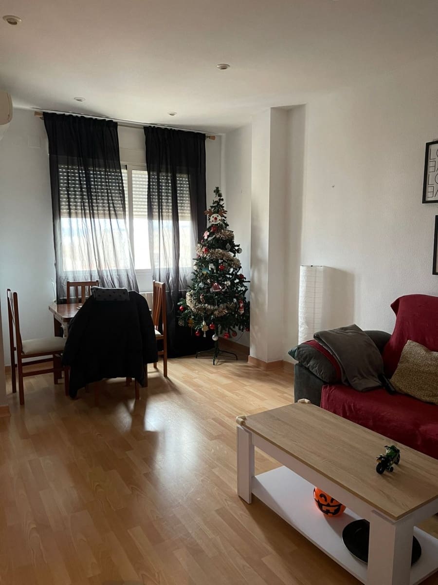 3 slaapkamer Flat te koop in Almansa met garage - € 95.000 (Ref: 9134446)