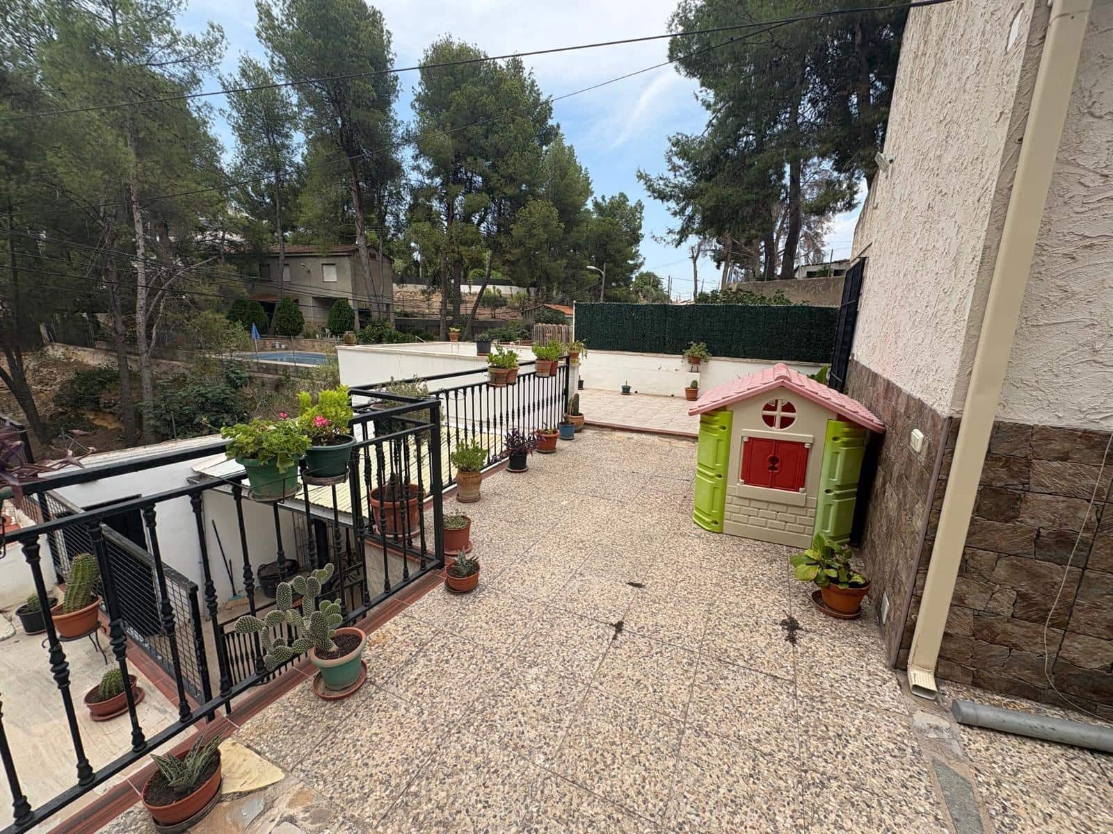 3 makuuhuone Huvila vuokrattavana paikassa Almansa mukana uima-altaan 
autotalli - 1 000 € (Ref: 9171419)