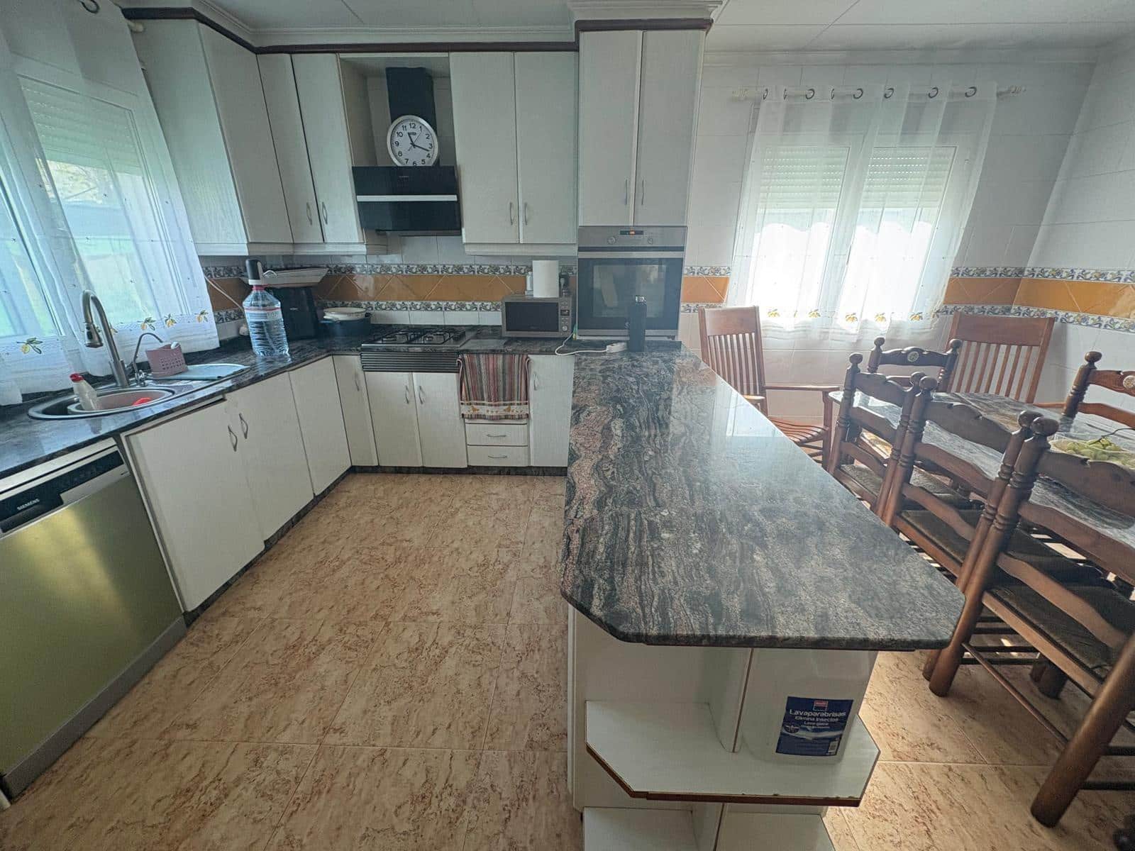 5 bedroom Villa for sale in Almansa with pool - € 250,000 (Ref: 9301057)