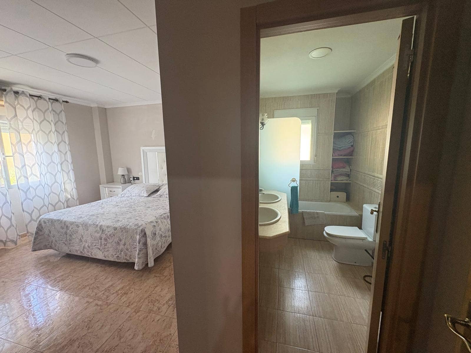 5 bedroom Villa for sale in Almansa with pool - € 250,000 (Ref: 9301057)