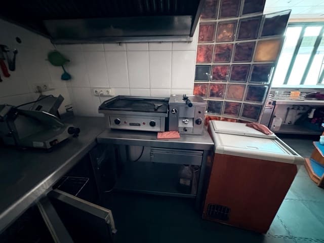 Kaupallinen myytävänä paikassa Almansa - 45 000 € (Ref: 9359605)