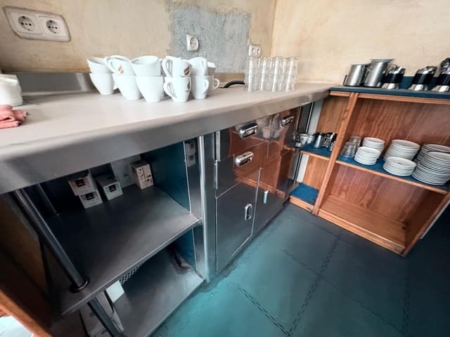 Kaupallinen myytävänä paikassa Almansa - 45 000 € (Ref: 9359605)