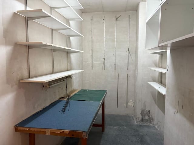 3 soveværelse Erhverv til leje i Almansa - € 800 (Ref: 9379035)