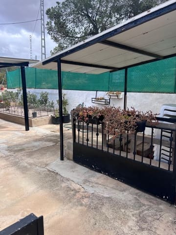 4 slaapkamer Villa te koop in Almansa met garage - € 170.000 (Ref: 9422467)