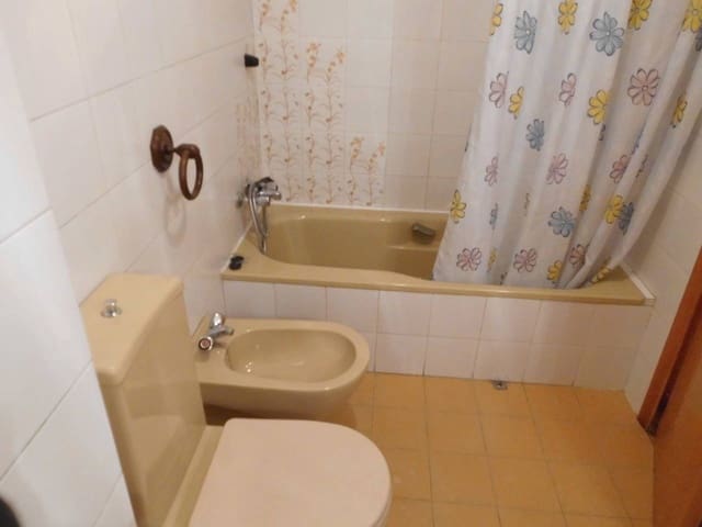4 bedroom Flat for rent in Almansa - € 500 (Ref: 9427226)