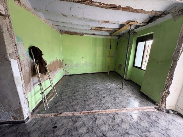 Casa de 4 habitaciones en Almansa en venta - 68.000 € (Ref: 9476114)