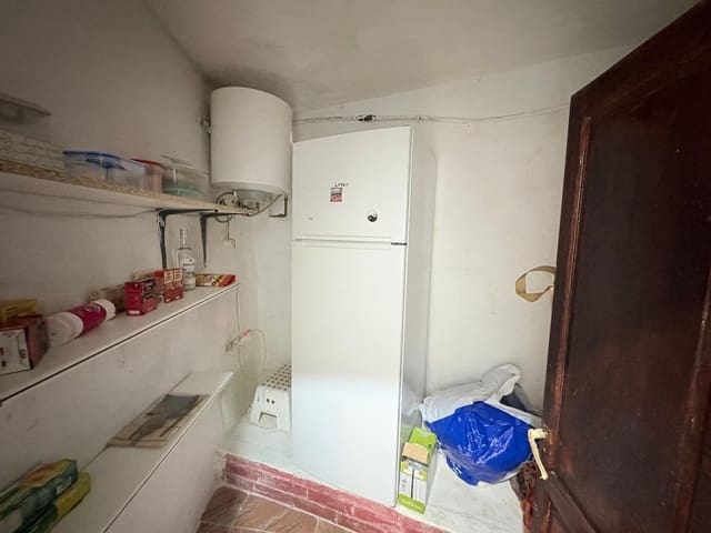 3 bedroom Villa for sale in Almansa with pool - € 120,000 (Ref: 9497204)