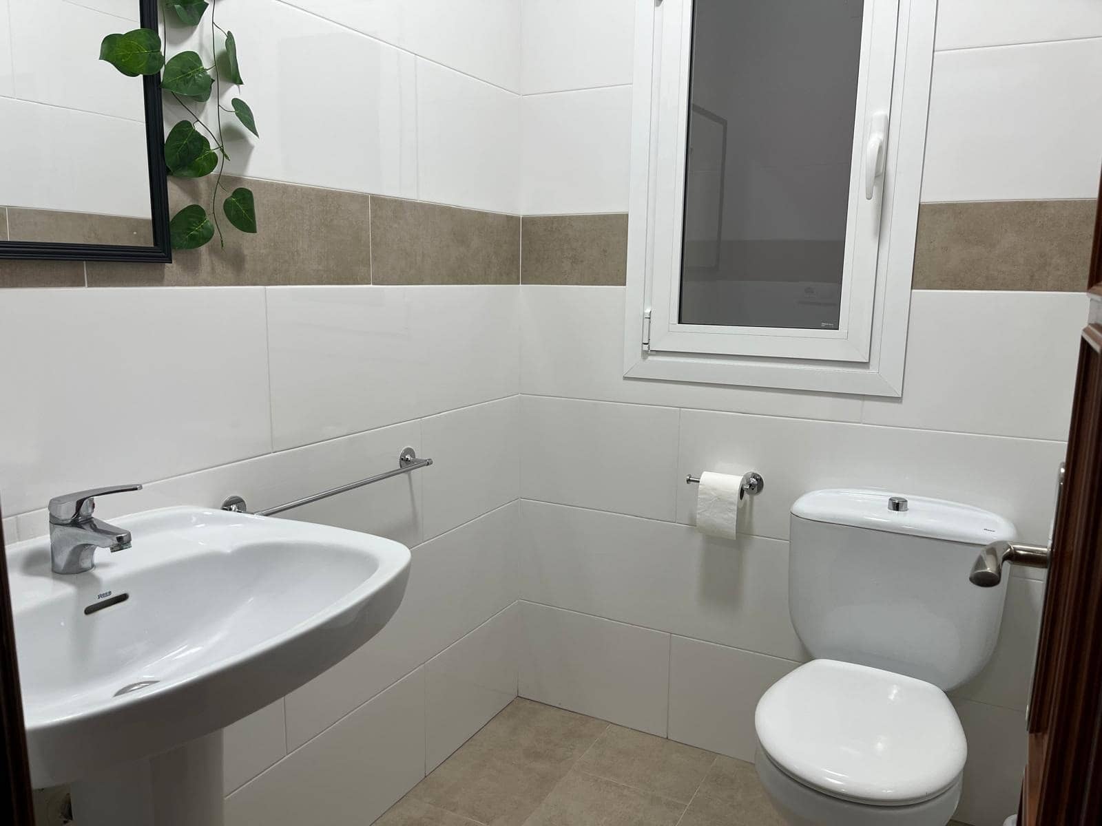 4 bedroom Flat for rent in Almansa - € 550 (Ref: 9648139)