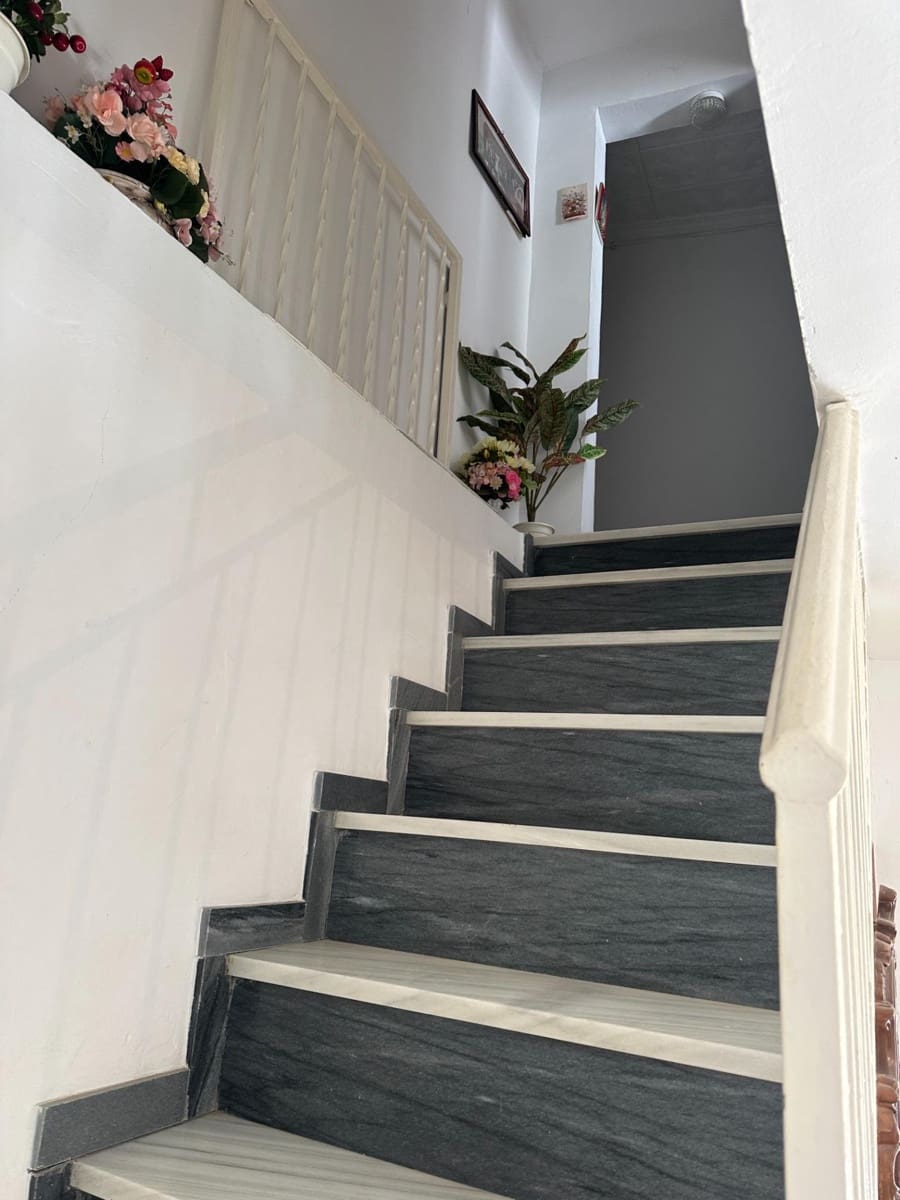 6 bedroom Townhouse for sale in Sierro - € 40,000 (Ref: 8998792)