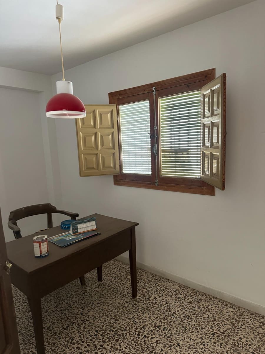 6 bedroom Townhouse for sale in Sierro - € 40,000 (Ref: 8998792)