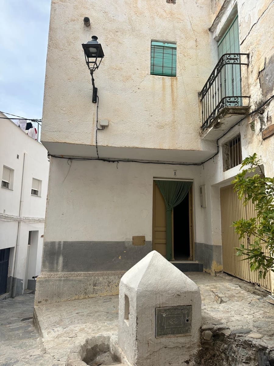 6 bedroom Townhouse for sale in Sierro - € 40,000 (Ref: 8998792)