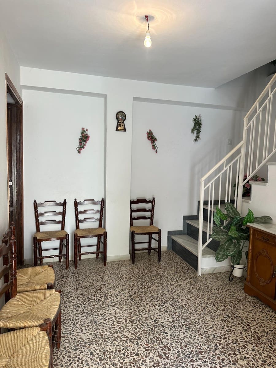 6 bedroom Townhouse for sale in Sierro - € 40,000 (Ref: 8998792)