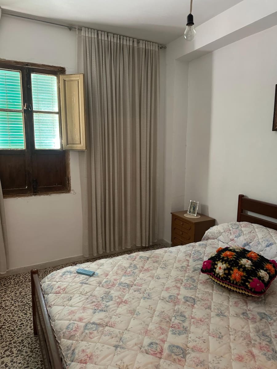 6 bedroom Townhouse for sale in Sierro - € 40,000 (Ref: 8998792)