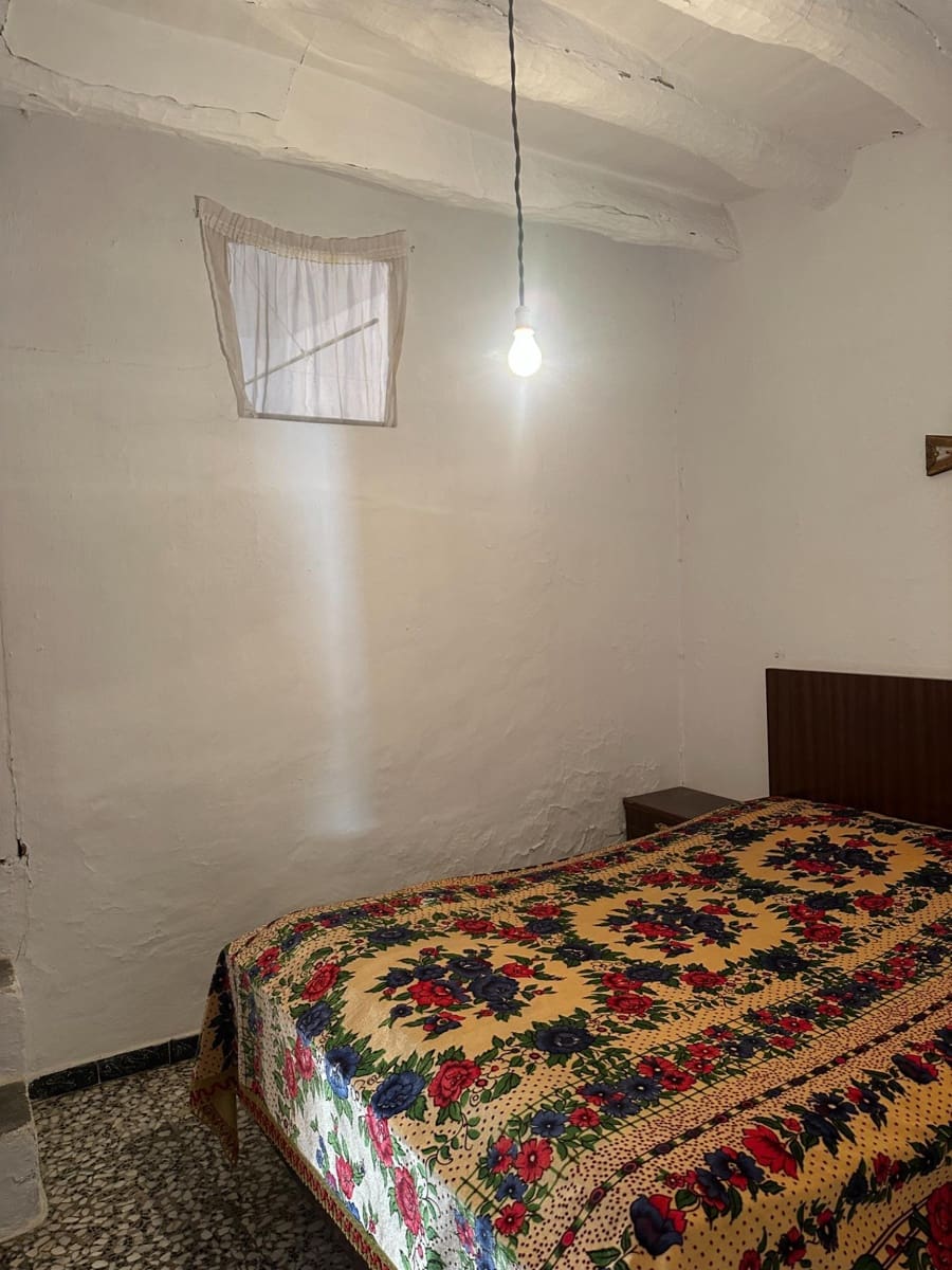 6 bedroom Townhouse for sale in Sierro - € 40,000 (Ref: 8998792)