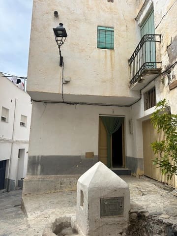 6 bedroom Townhouse for sale in Sierro - € 40,000 (Ref: 8998792)