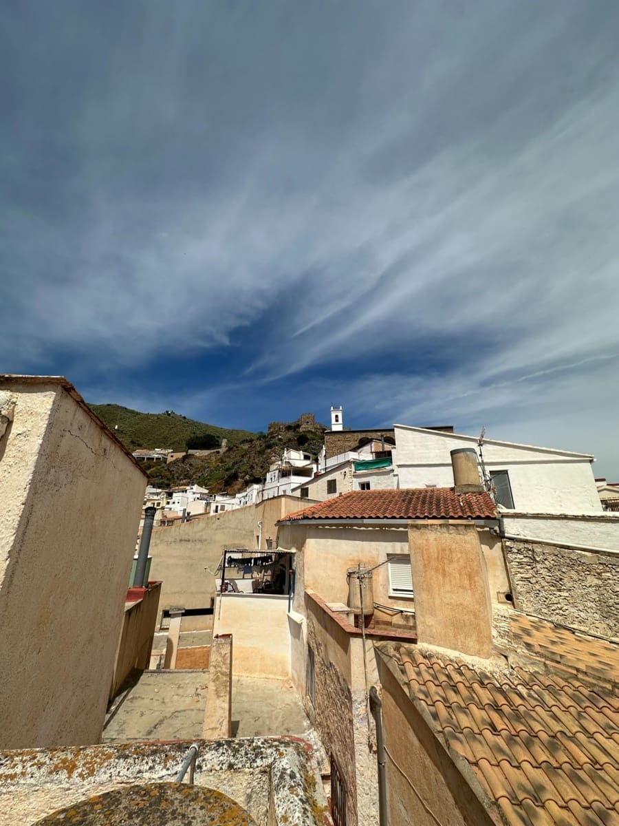 6 bedroom Townhouse for sale in Sierro - € 40,000 (Ref: 8998792)