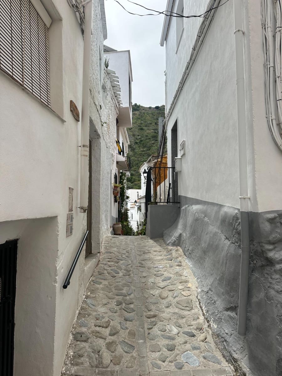 6 bedroom Townhouse for sale in Sierro - € 40,000 (Ref: 8998792)