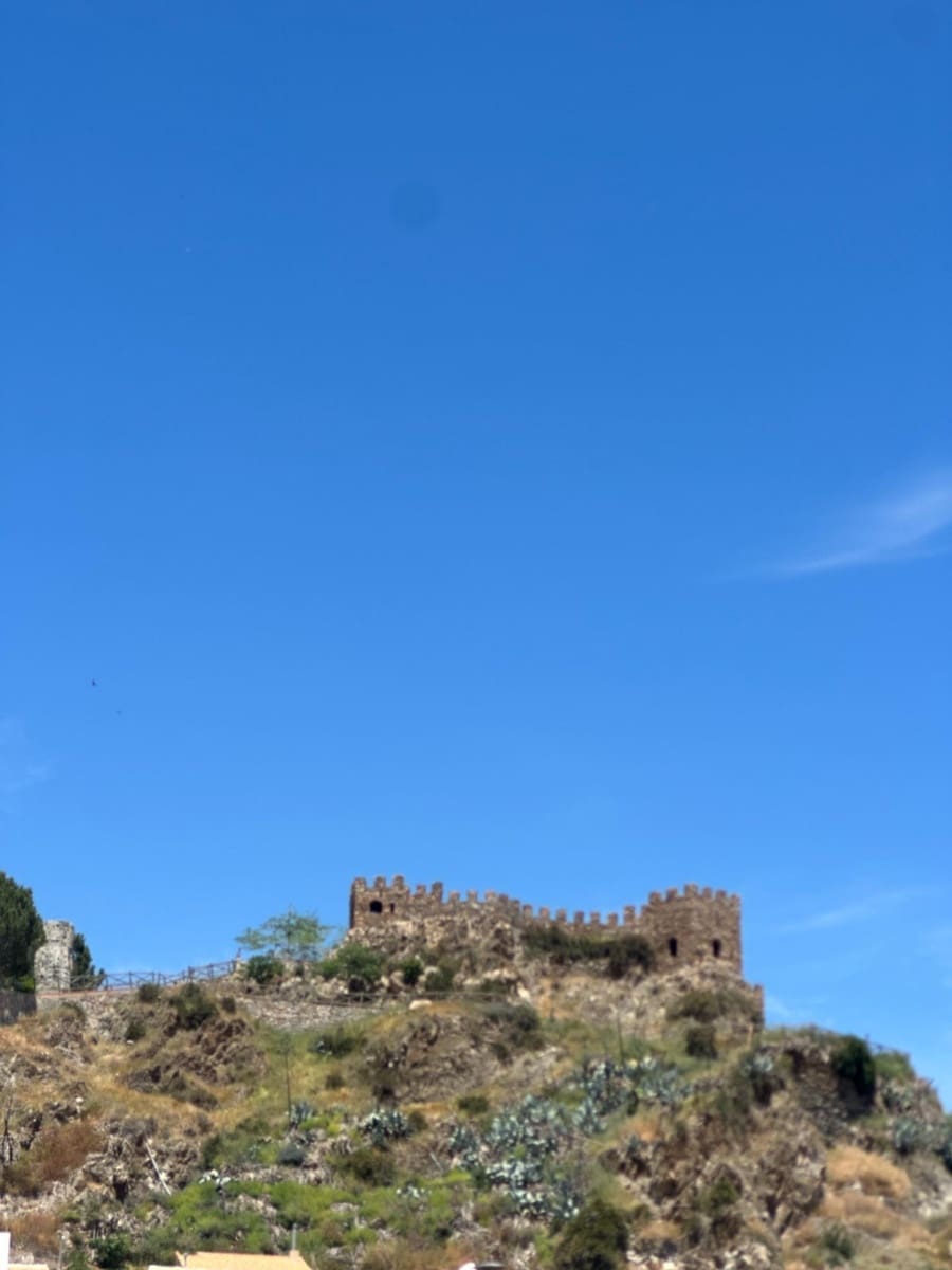 6 bedroom Townhouse for sale in Sierro - € 40,000 (Ref: 8998792)