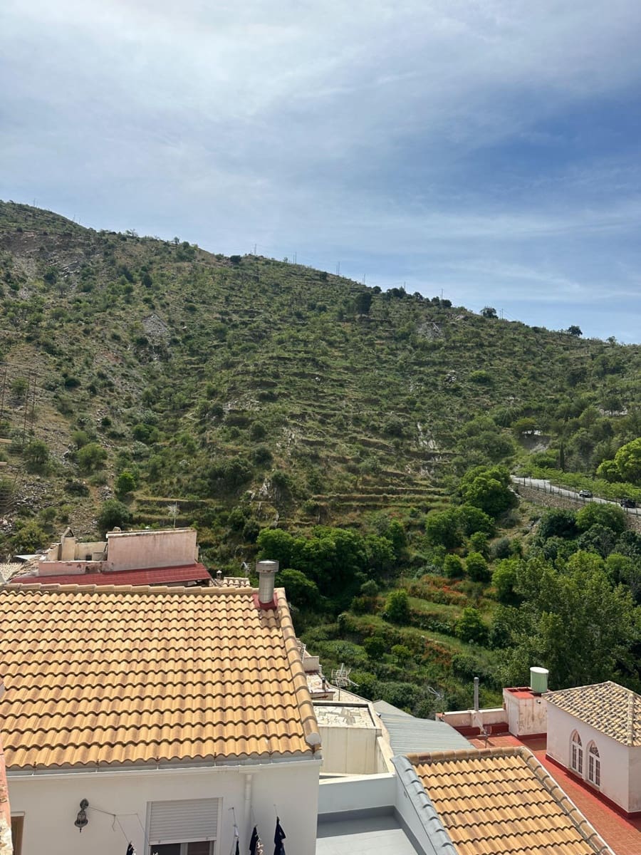 6 bedroom Townhouse for sale in Sierro - € 40,000 (Ref: 8998792)