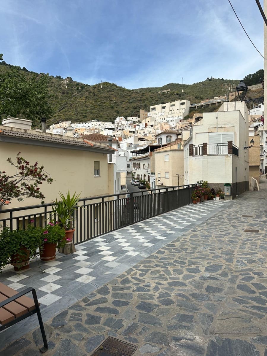 6 bedroom Townhouse for sale in Sierro - € 40,000 (Ref: 8998792)