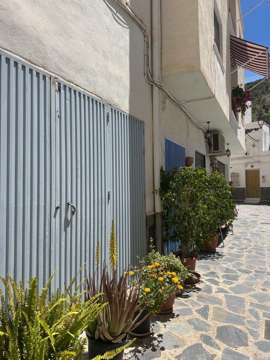 6 bedroom Townhouse for sale in Sierro - € 40,000 (Ref: 8998792)