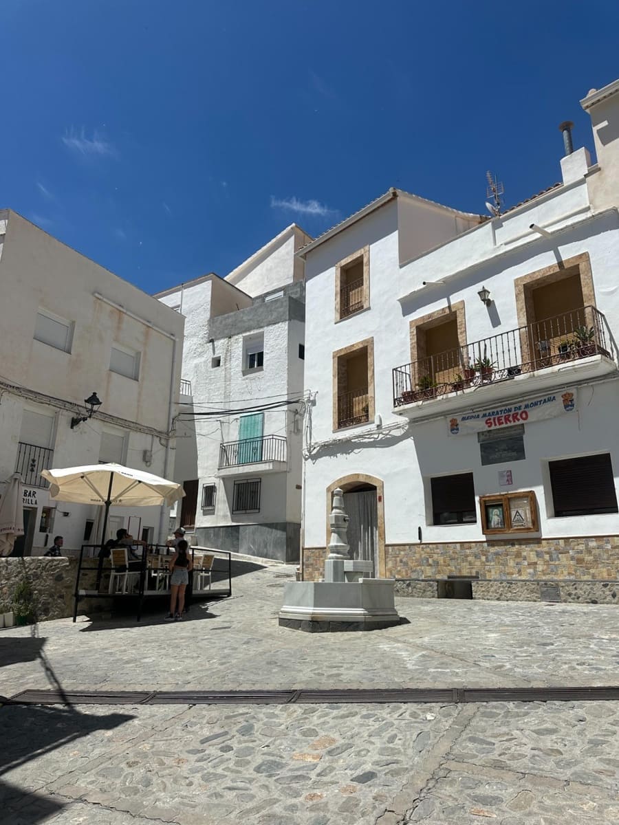 6 bedroom Townhouse for sale in Sierro - € 40,000 (Ref: 8998792)
