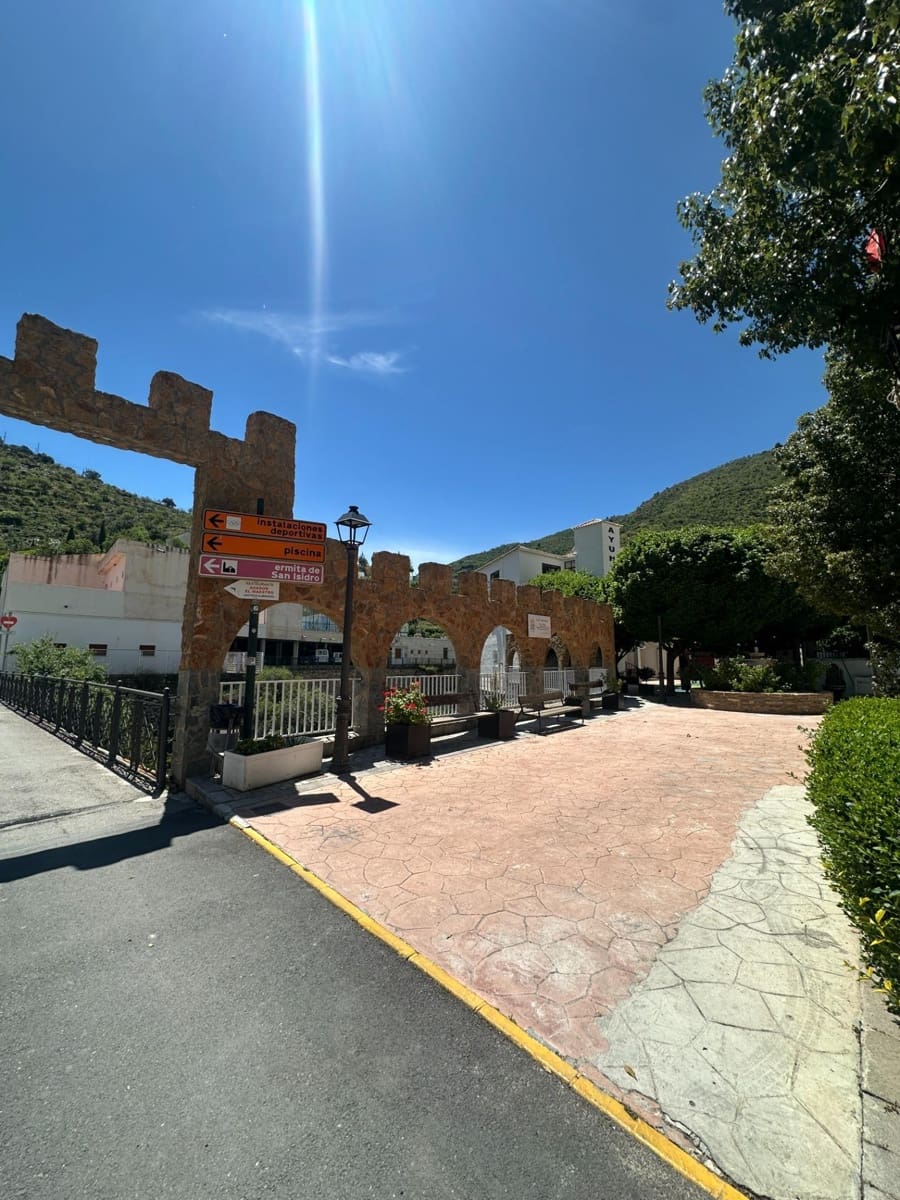 6 bedroom Townhouse for sale in Sierro - € 40,000 (Ref: 8998792)