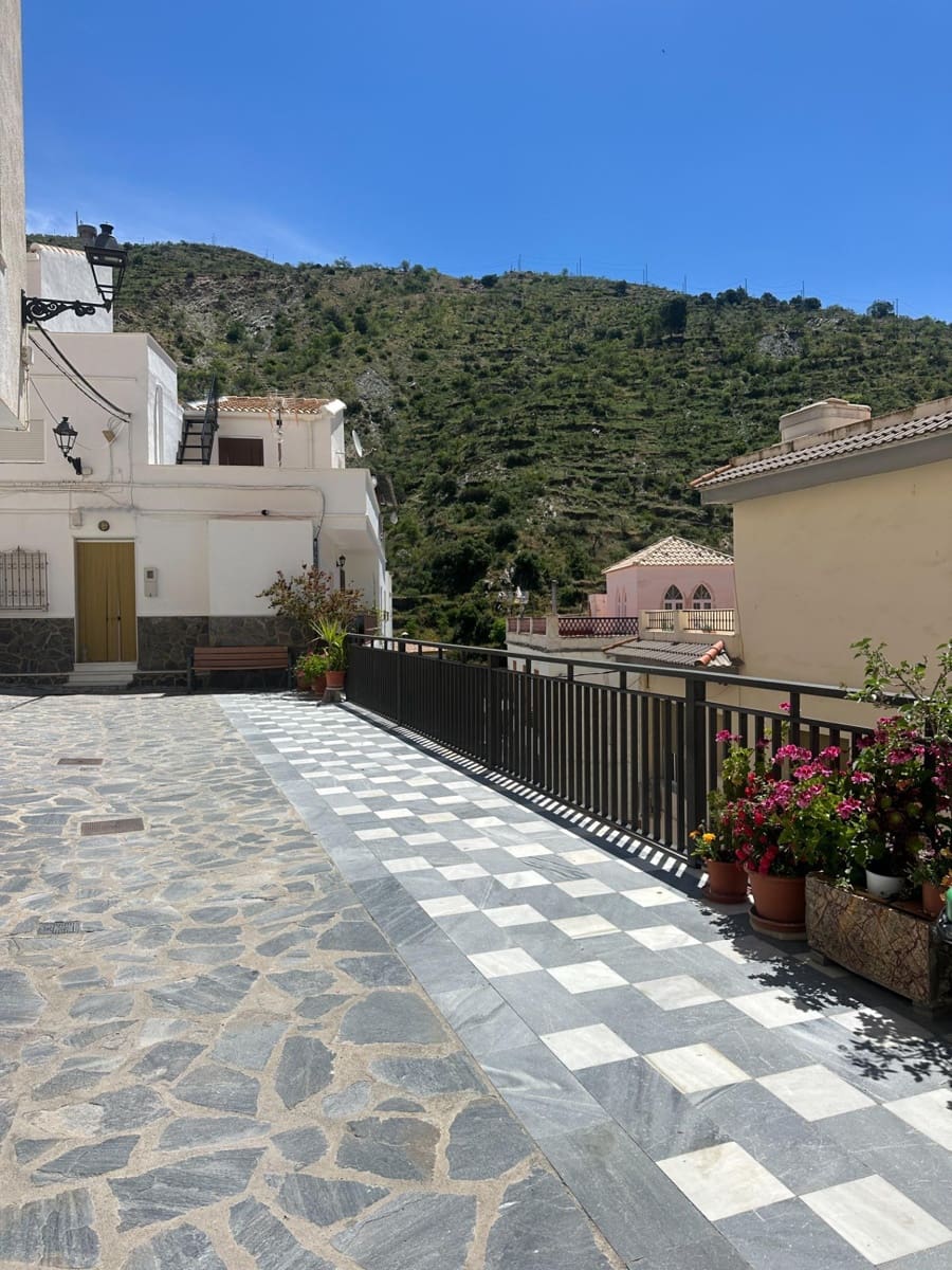 6 bedroom Townhouse for sale in Sierro - € 40,000 (Ref: 8998792)