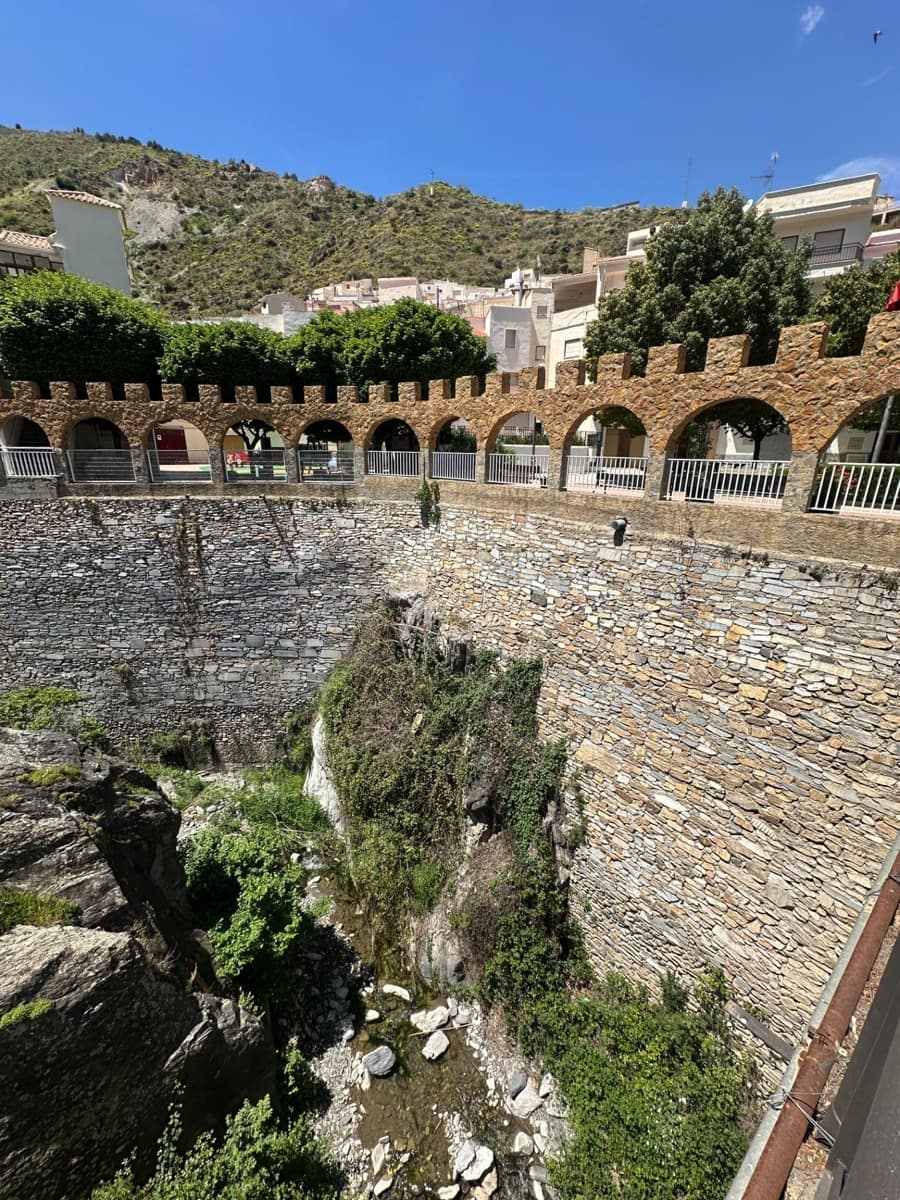 6 bedroom Townhouse for sale in Sierro - € 40,000 (Ref: 8998792)