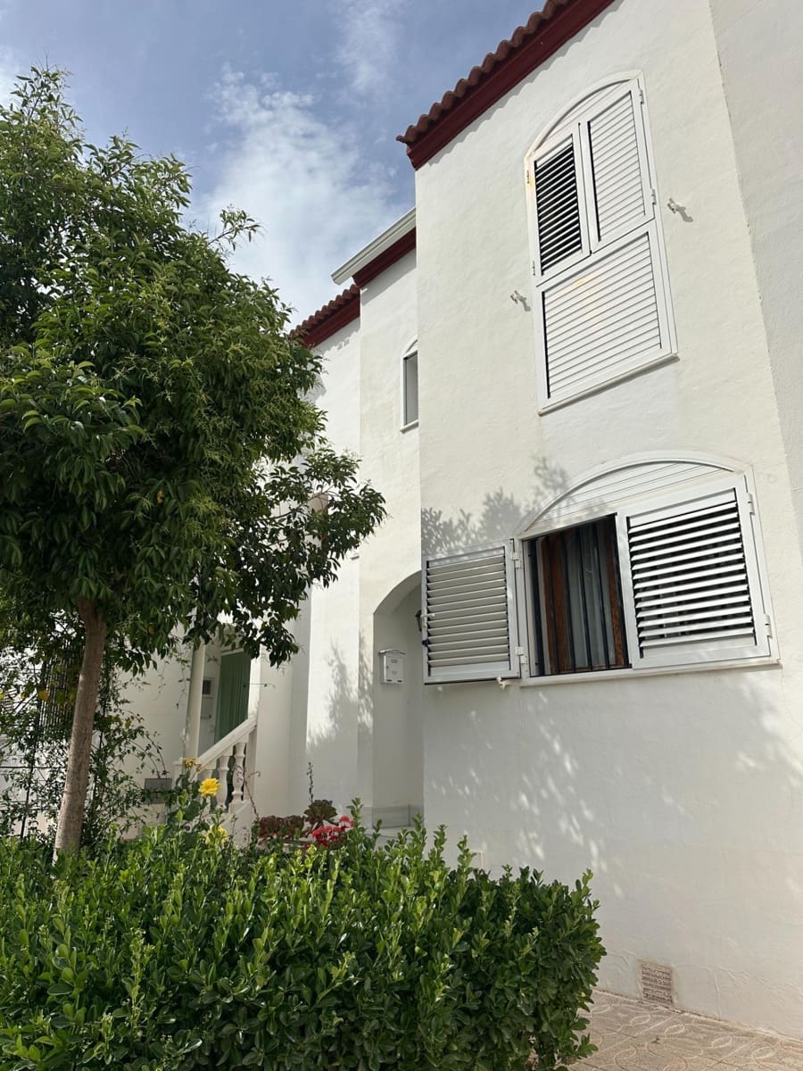 4 soveværelse Rækkehus til salg i Urracal med garage - € 130.000 (Ref: 9137269)