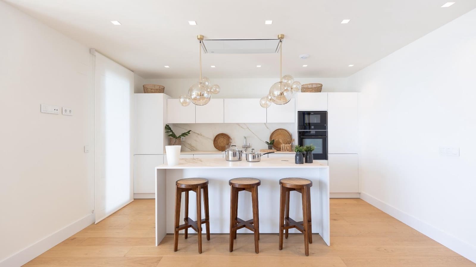 2 bedroom Apartment for sale in Benidorm with pool - € 1,020,000 (Ref: 9317934)