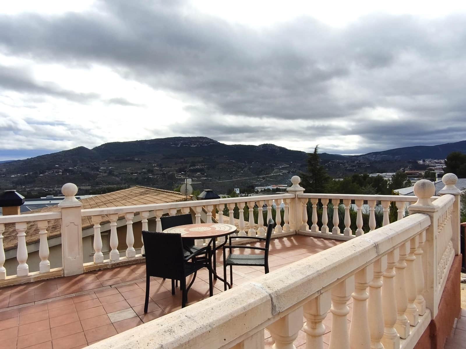 5 bedroom Villa for sale in Cocentaina with garage - € 369,000 (Ref: 9627691)