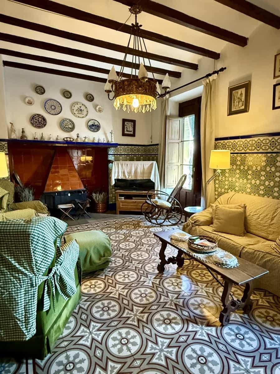 8 bedroom Villa for sale in Alcoy / Alcoi with garage - € 2,100,000 (Ref: 9833780)